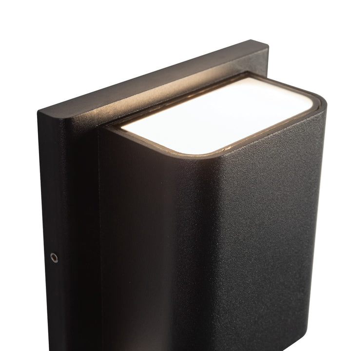Kuzco Canada - AT48426-BK-UNV-3CCT - LED All terior Wall - Tolan - Black